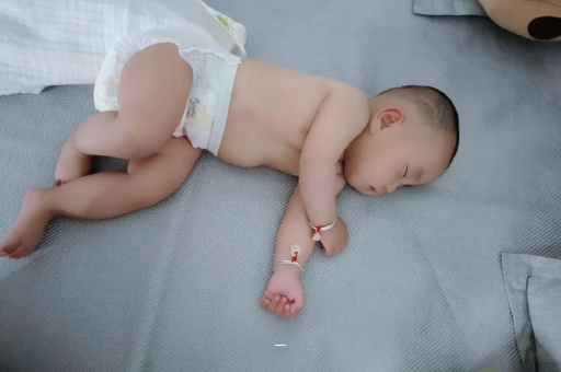 乐清宝宝胳膊上起红疙瘩